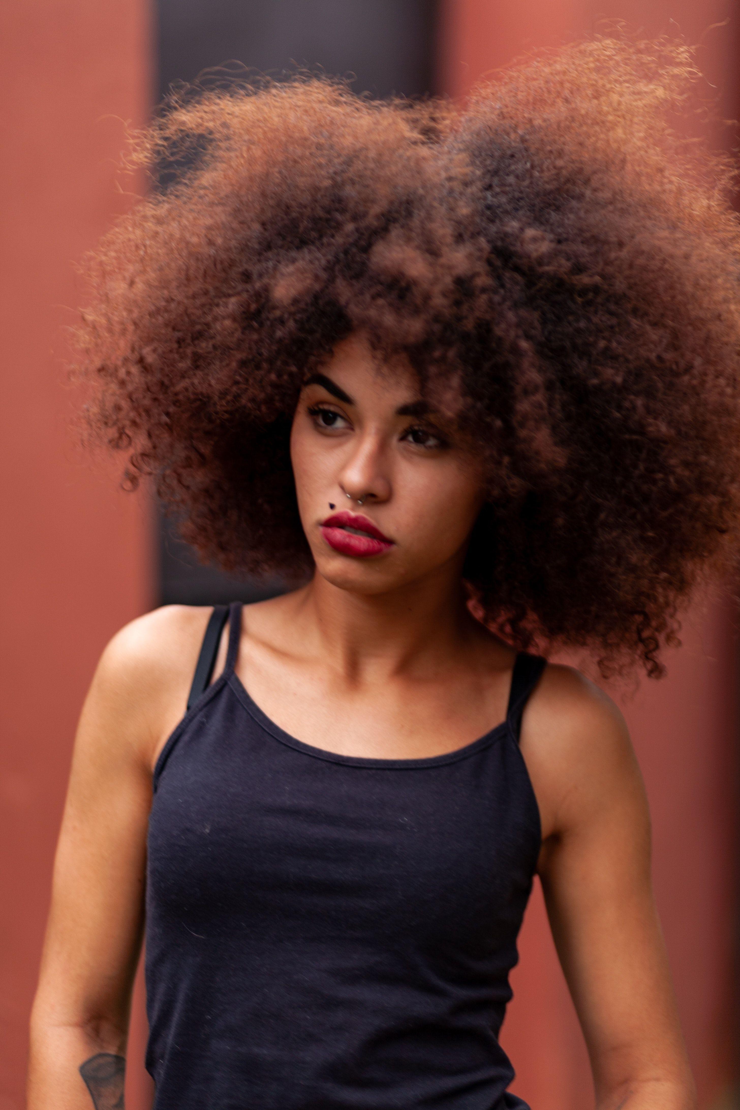 cheveux afro bouclés
