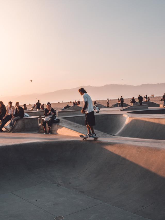 Skater en couché de soleil